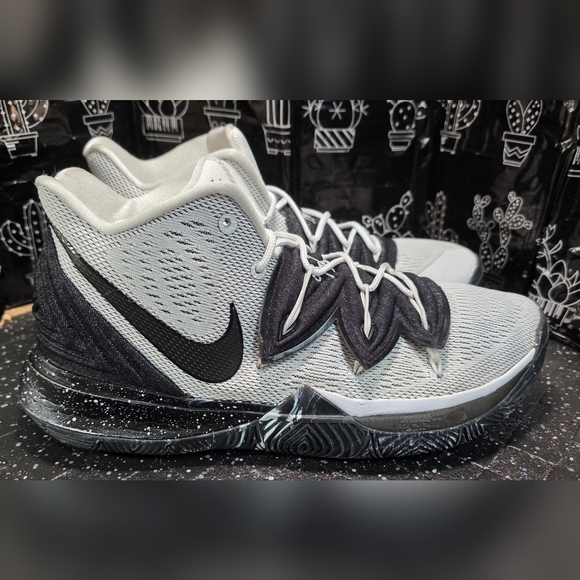Kyrie 5 "Oreos" Men's Sneakers - Picture 1 of 6